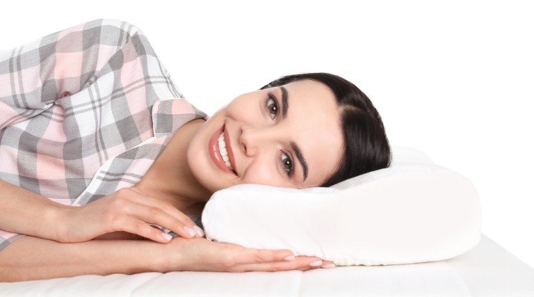 Kobieta śpiąca na poduszce ortopedycznej 2