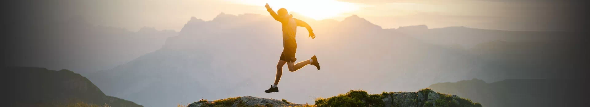 Osoba biegająca po górach