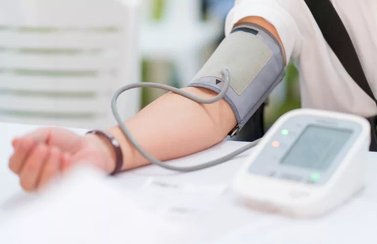 Osoba sprawdzająca ciśnienie