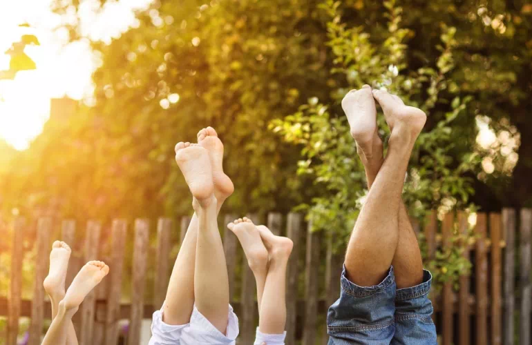 Stopy uniesione do góry