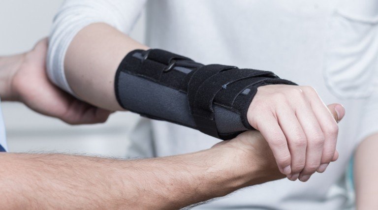 Dłoń w ortezie